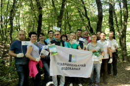 Крайводоканал вместе с активистами расчищал берег реки