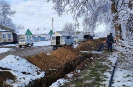 В селе Безопасном обновляют свыше 1,6 км старого уличного водопровода