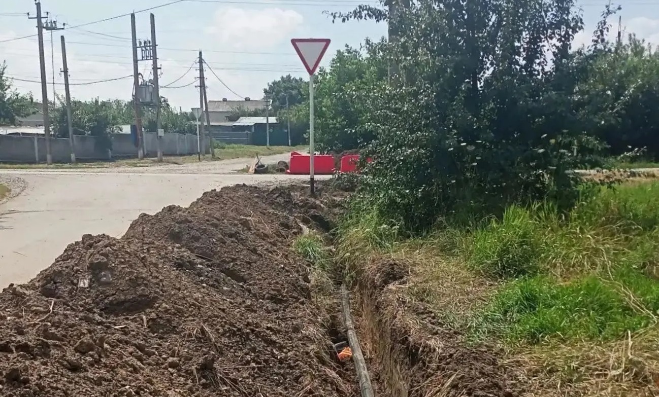 В селе Донском завершают замену участка изношенного водопровода  