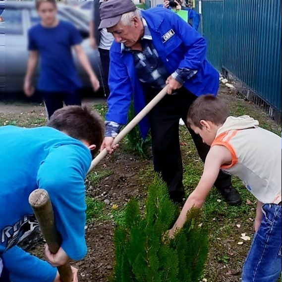 Сотрудники Ставрополькрайводоканала озеленили детский дом