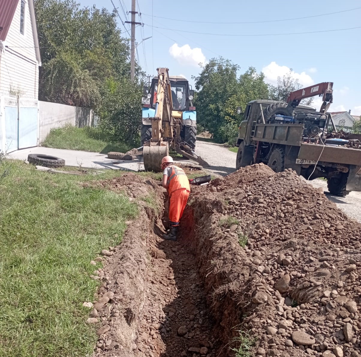 Специалисты Ставрополькрайводоканала заменили водопровод на трех улицах села Ивановское