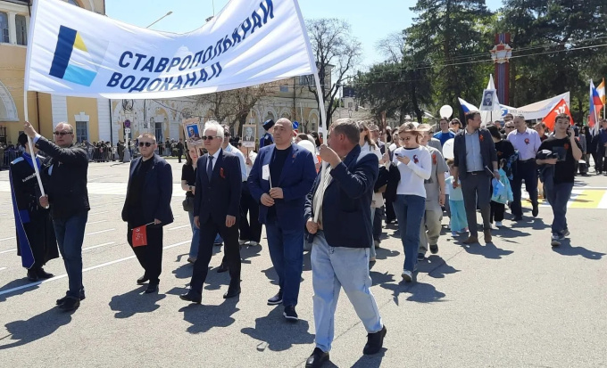 Коллектив крайводоканала возложил цветы к Вечному Огню и присоединился к «Бессмертному полку» - 2026