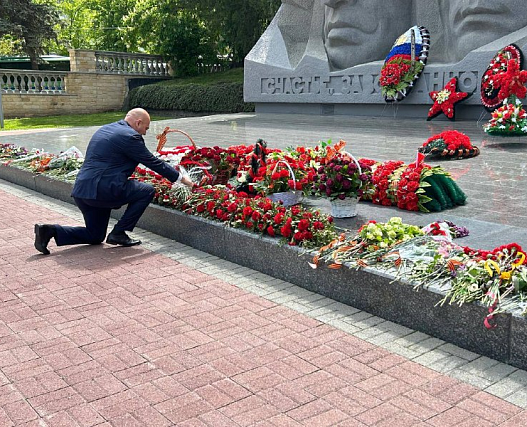 Руководители крайводоканала возложили цветы к Вечному Огню - 2025