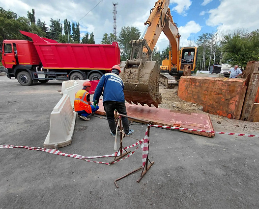 В центре Михайловска крайводоканал меняет 57-летнюю керамику на полиэтилен, не нарушая ритм жизни города   