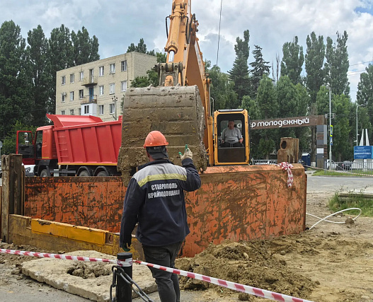 В центре Михайловска крайводоканал меняет 57-летнюю керамику на полиэтилен, не нарушая ритм жизни города   